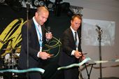 Freddie Parrman och Peter Gille klippte bandet och invigde Nexus nya huvudkontor vid Telefonplan.